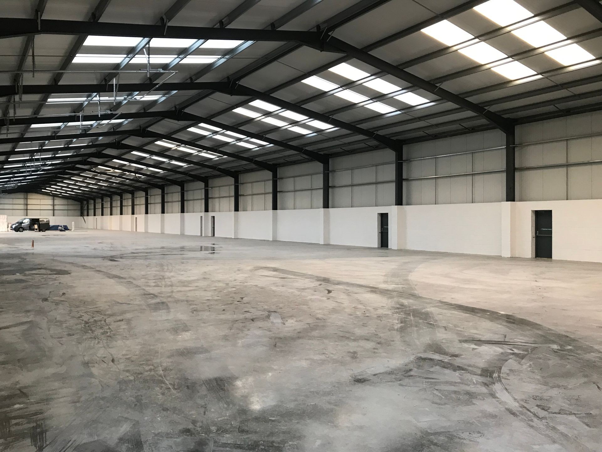 Airless spraying to warehouse in Lincolnshire